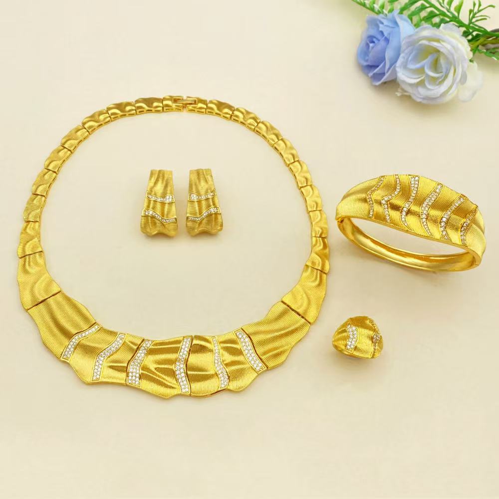 ชุดเครื่องประดับทองชุบแบบซาอุด - Women Accessories Uae บทวิจารณ์และราคา